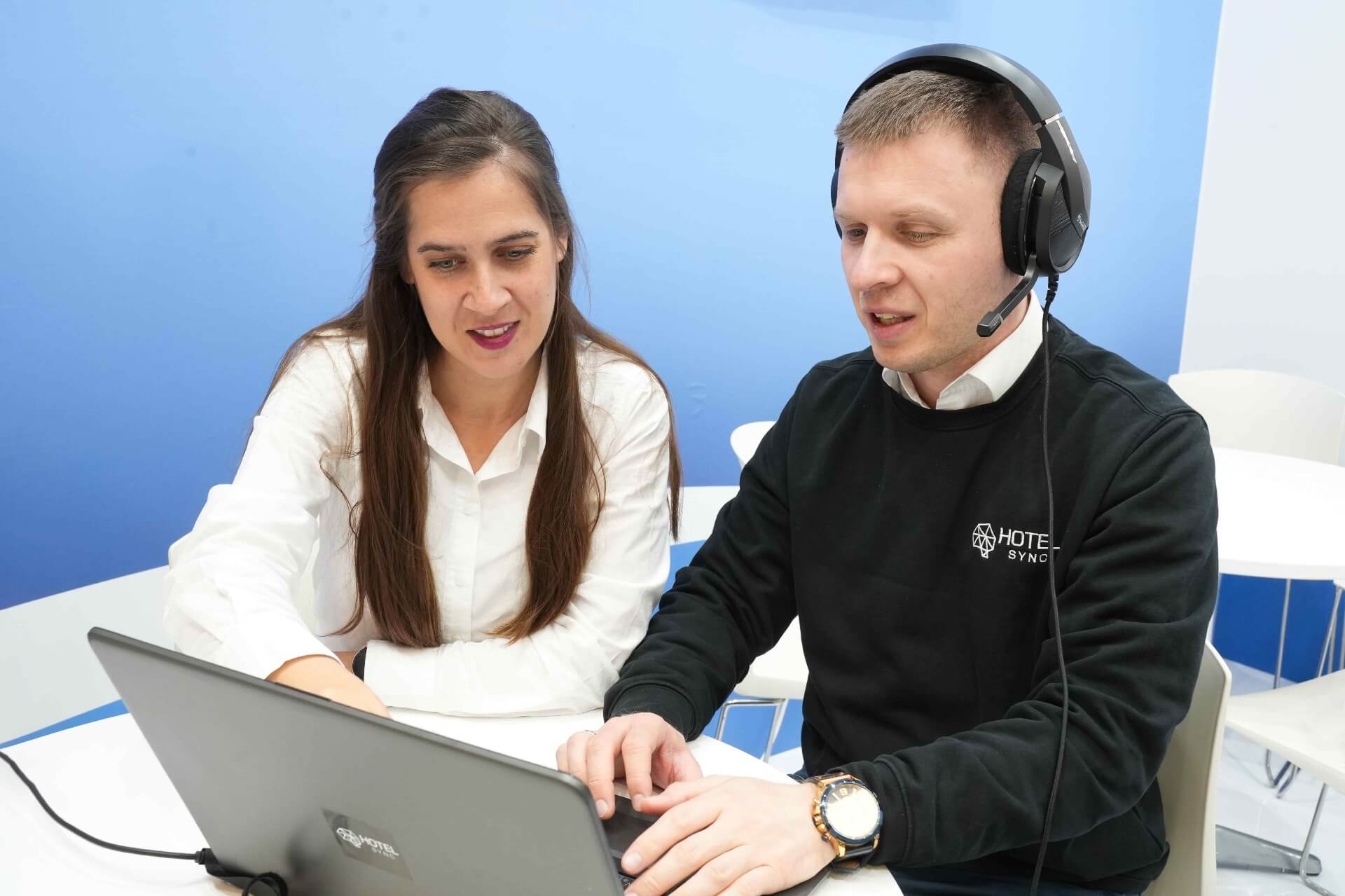 HotelSync tim za podršku pomaže korisniku